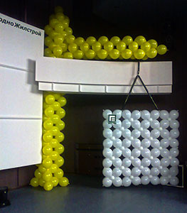 Сцена Гродношилстрой кран держит плиту из шаров