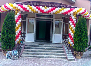 гирлянды из шаров на входе