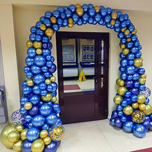 Арка из разнокалиберных шаров