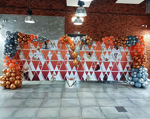 Фотозона из шаров широкая с декоративными элементами